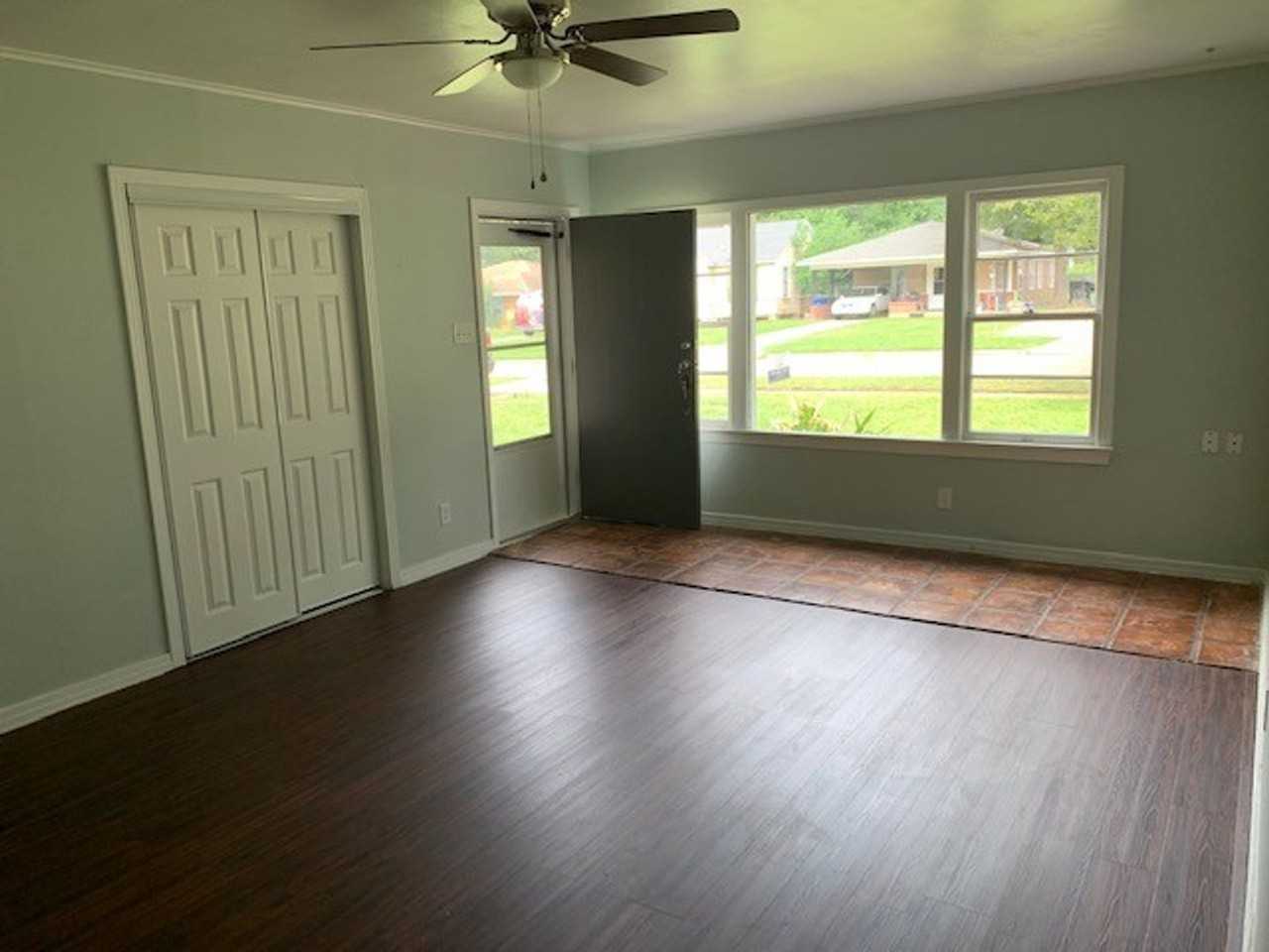 221 E Jordan St - Photo 3 of 12