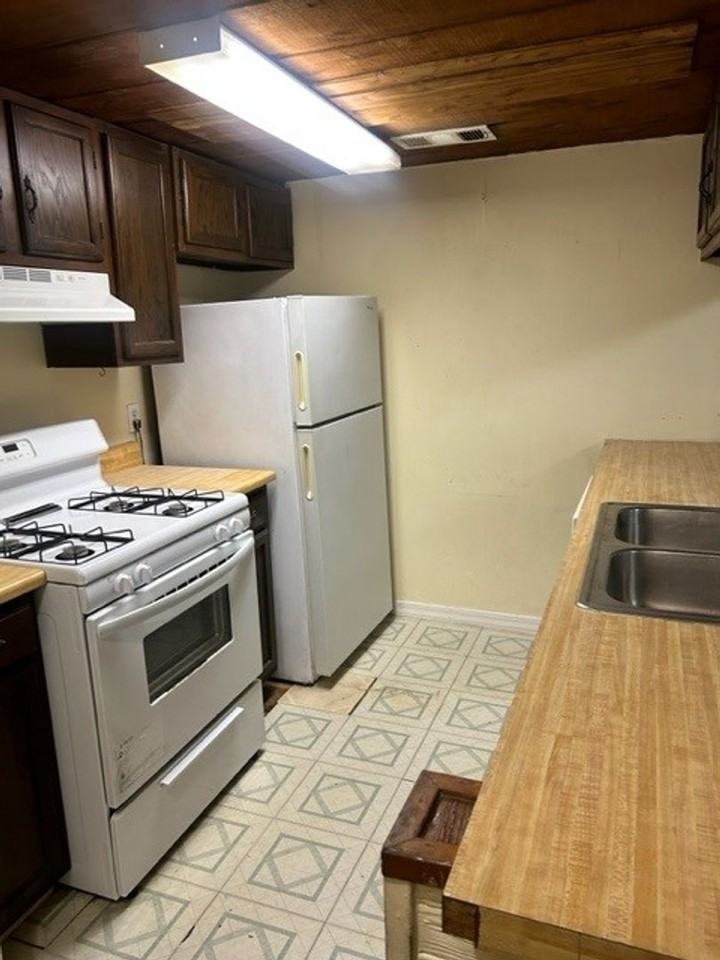 422-24 Bouny St. - Photo 3 of 10