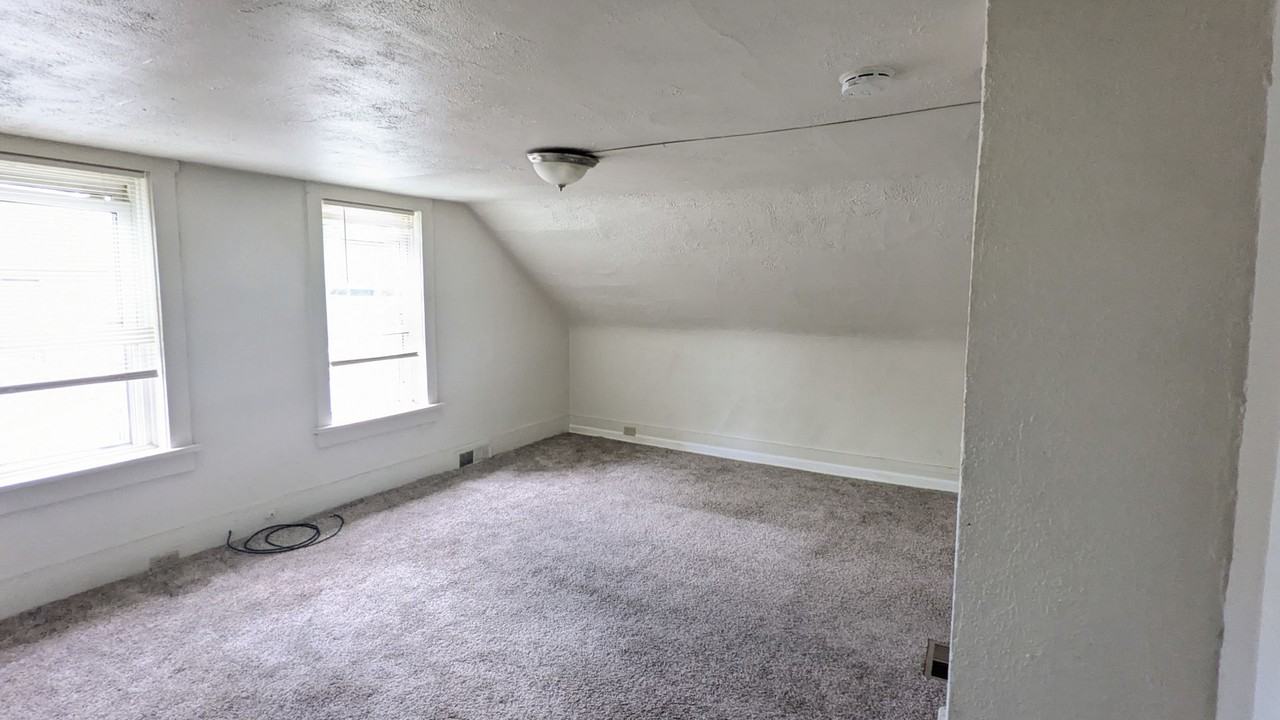 923 W Southern Ave - Photo 2 of 6