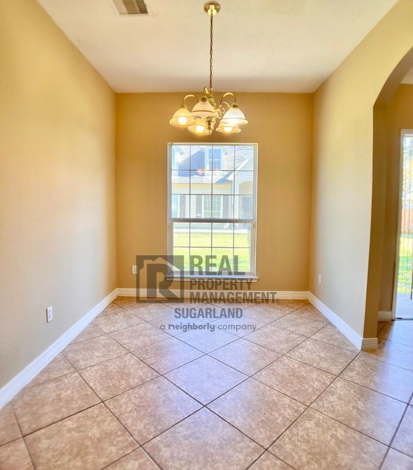 5012 Higgins St - Photo 2 of 16
