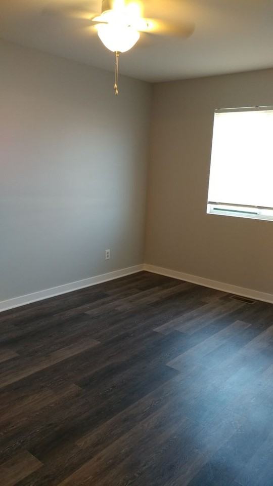 916 Regent Drive - Photo 2 of 10