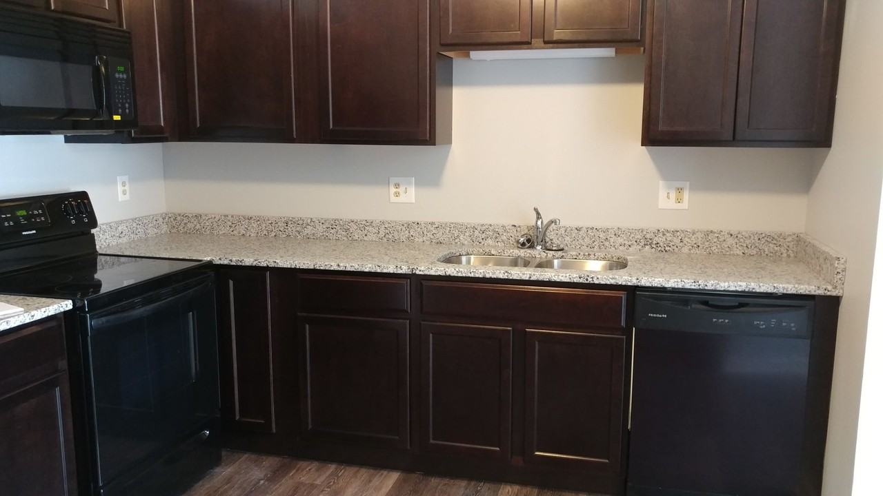 916 Regent Drive - Photo 3 of 10