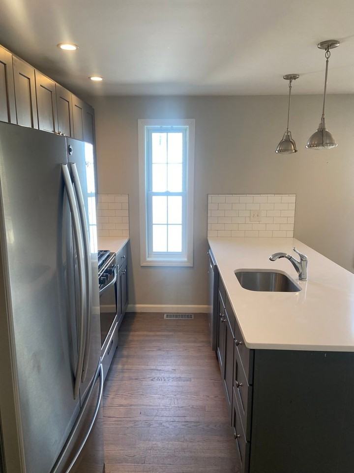 489 Admiral Street - Photo 3 of 12