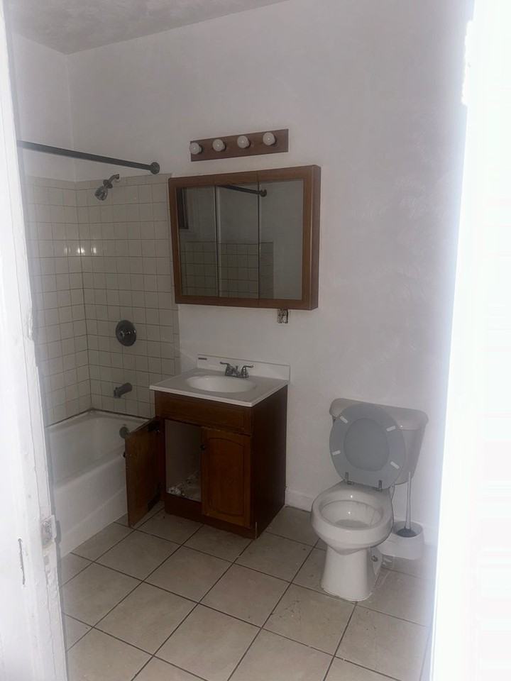 519-521 W Keefe Ave. (Duplex) - Photo 3 of 7