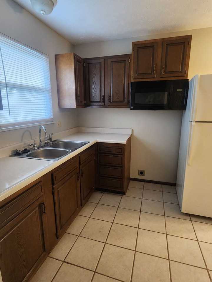 GER - 40-52 Candlewood Ct. - Photo 3 of 11