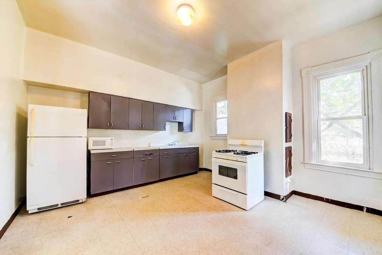 08 - 744 Proctor - Photo 5 of 42