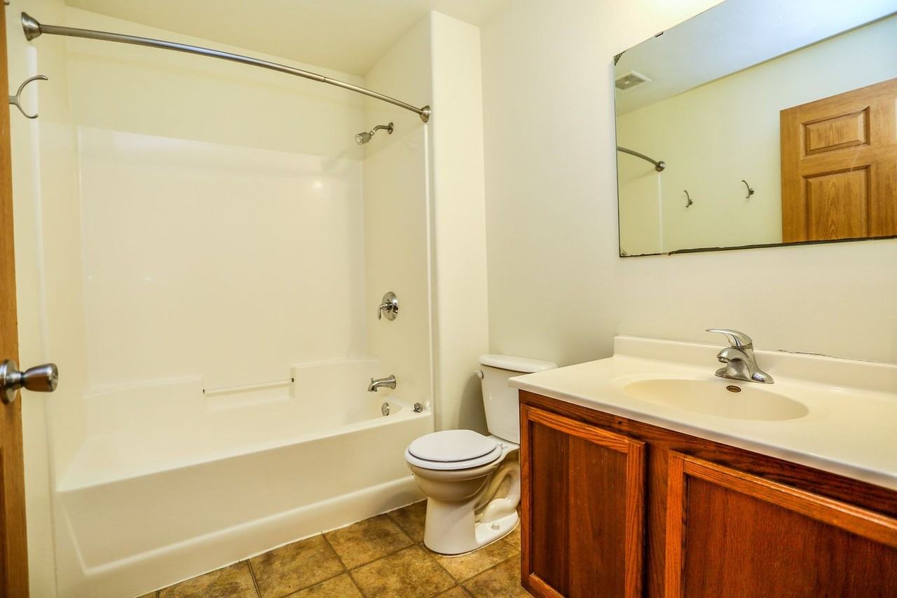 Spacious 2 bed 1 bath apartment - Photo 2 of 14