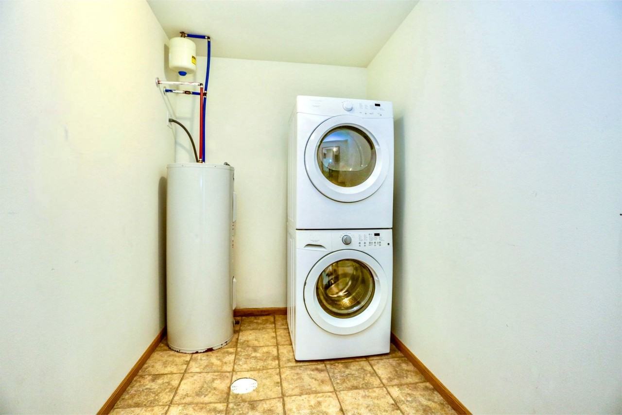 Spacious 2 bed 1 bath apartment - Photo 3 of 14