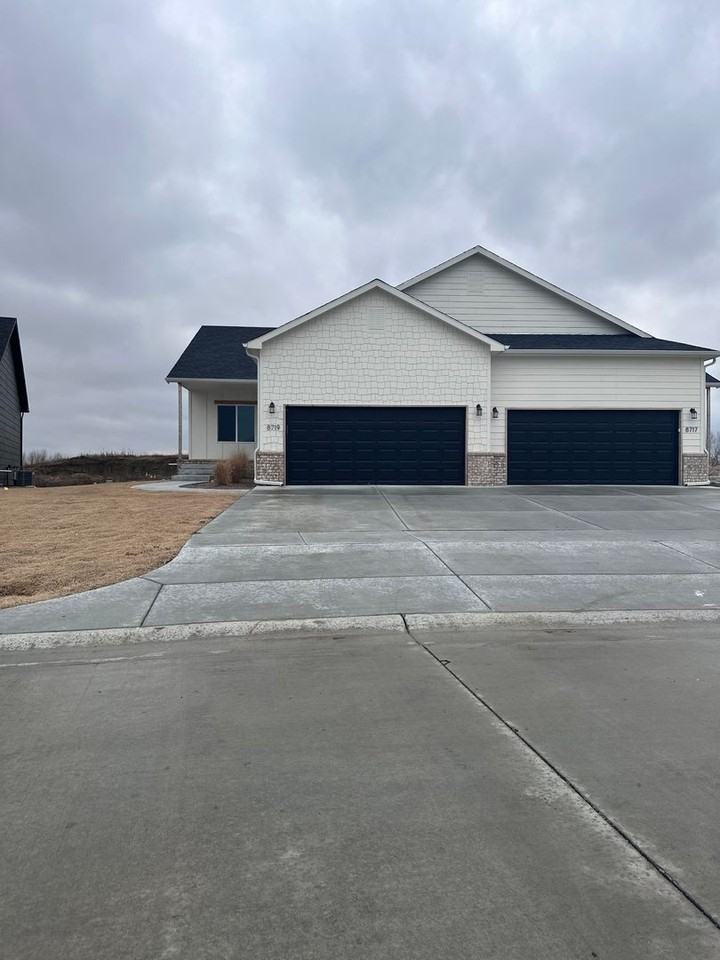 8719 E Summerside Pl
