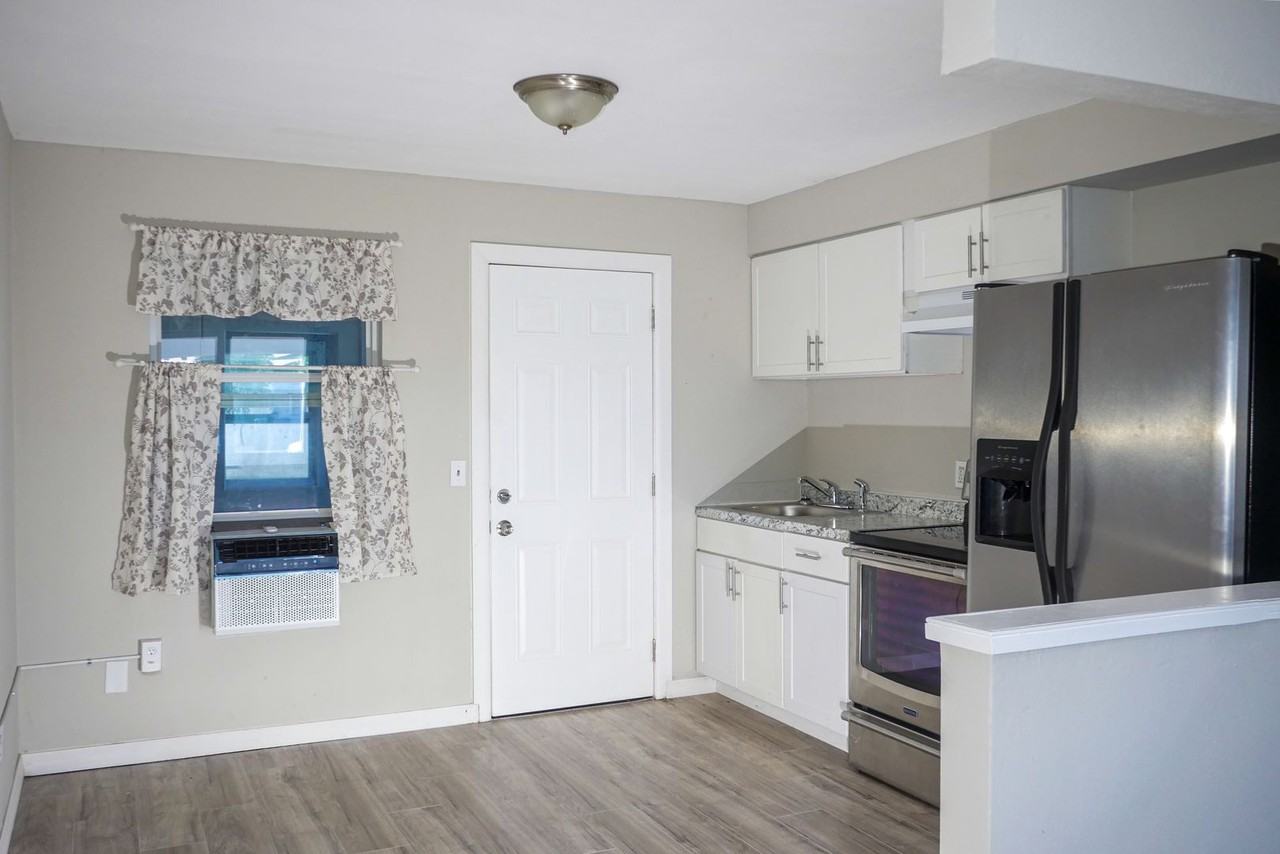 4960 Vincennes St - Photo 3 of 12