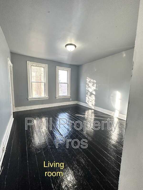 2460 N 30th St - Photo 3 of 16