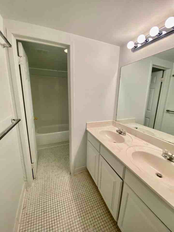 Ambassador West Apartments - Photo 6 of 25