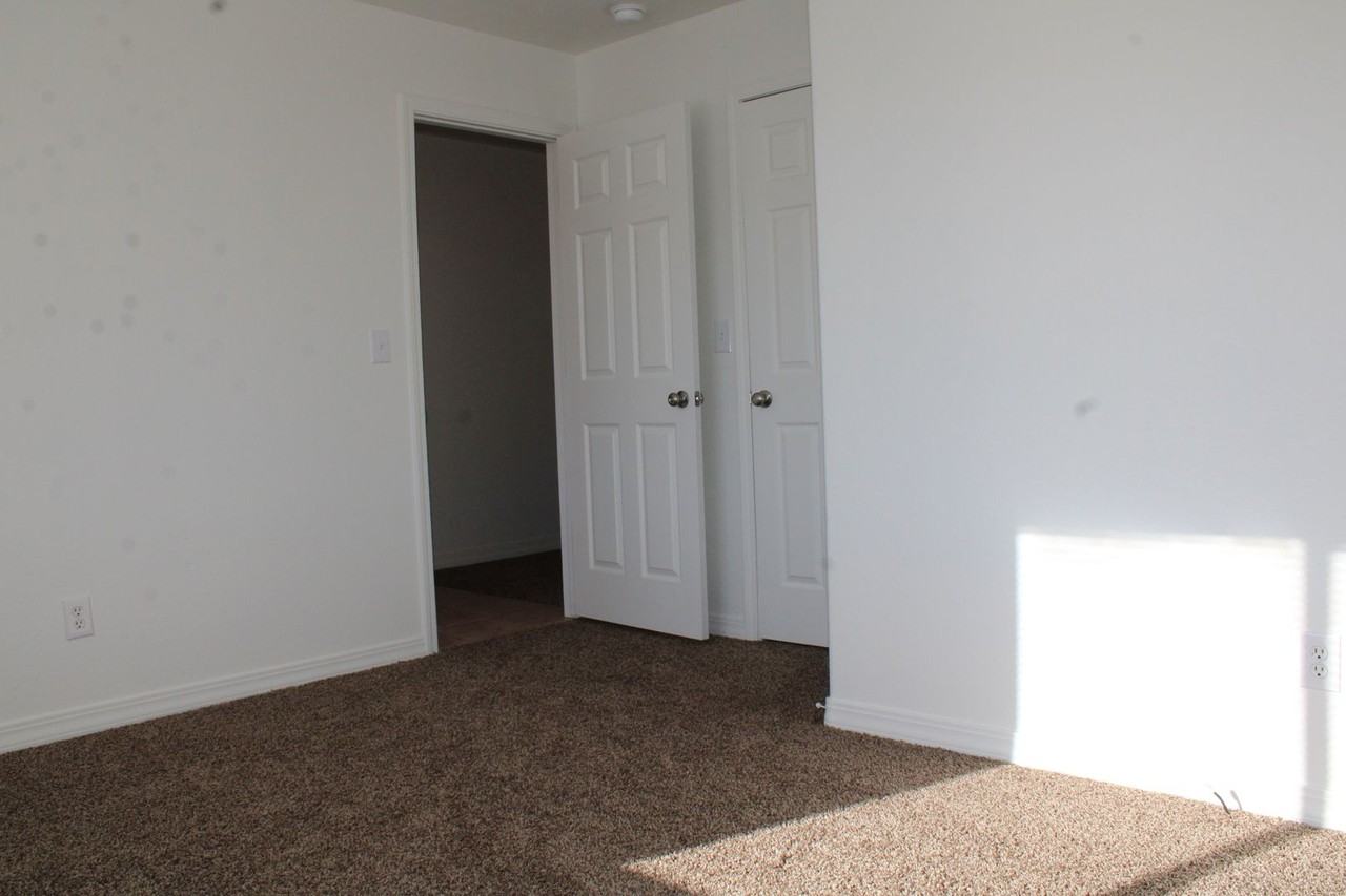 177-179 Stardust Court - Photo 3 of 17