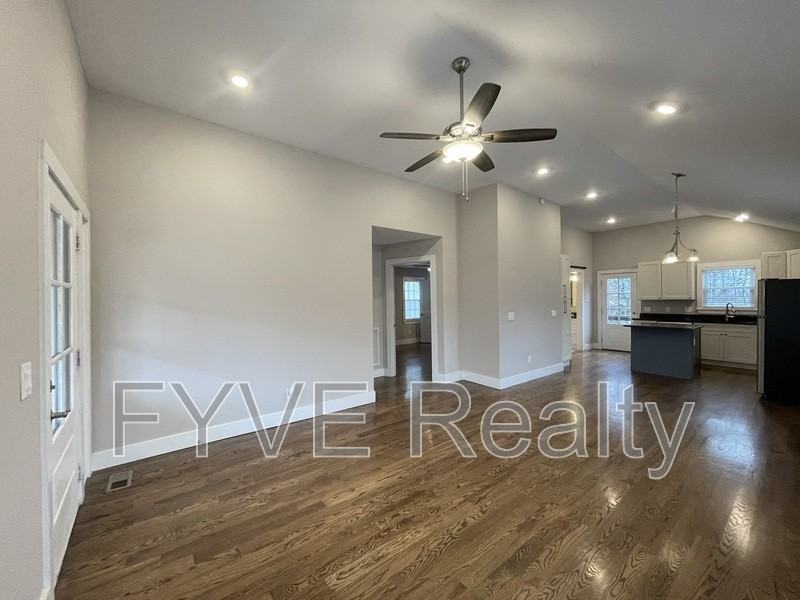 1012 42nd Ave N - Photo 3 of 17