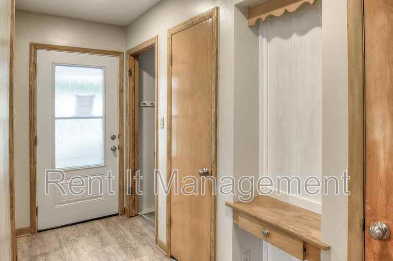 8548 Burt St - Photo 3 of 27