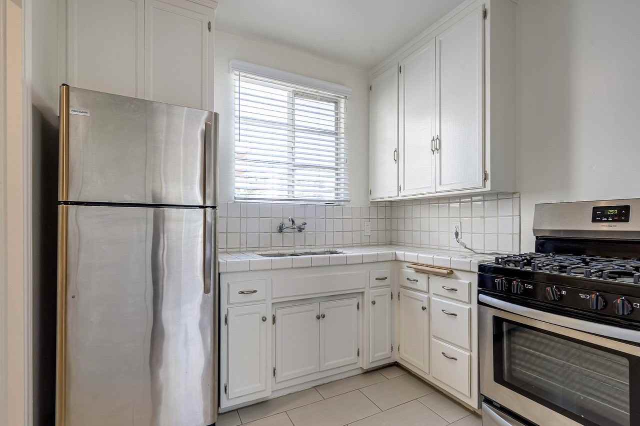 681 1/2 Levering Ave - Photo 5 of 11