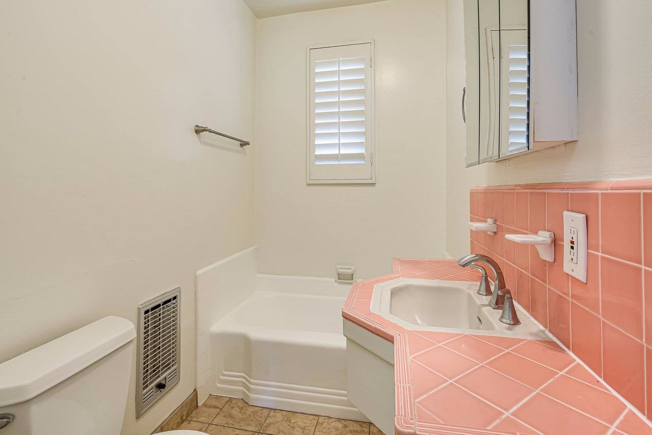 681 1/2 Levering Ave - Photo 7 of 11