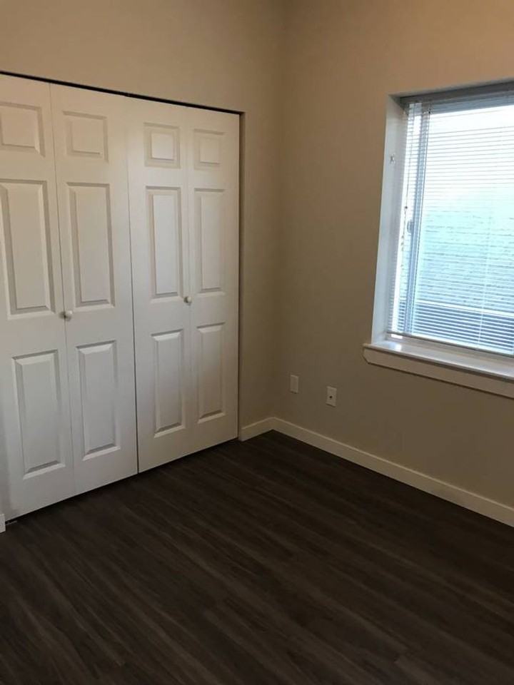 2043 Washington St - Photo 4 of 12