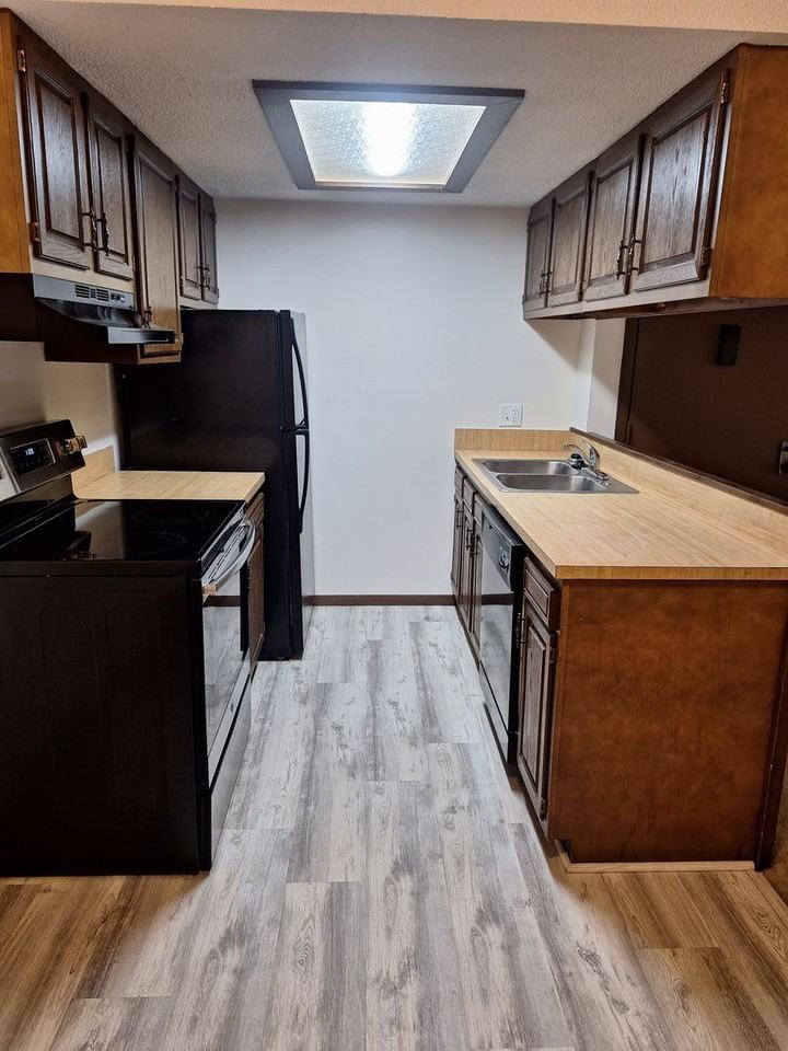 913 Brookfield Drive - Photo 2 of 7