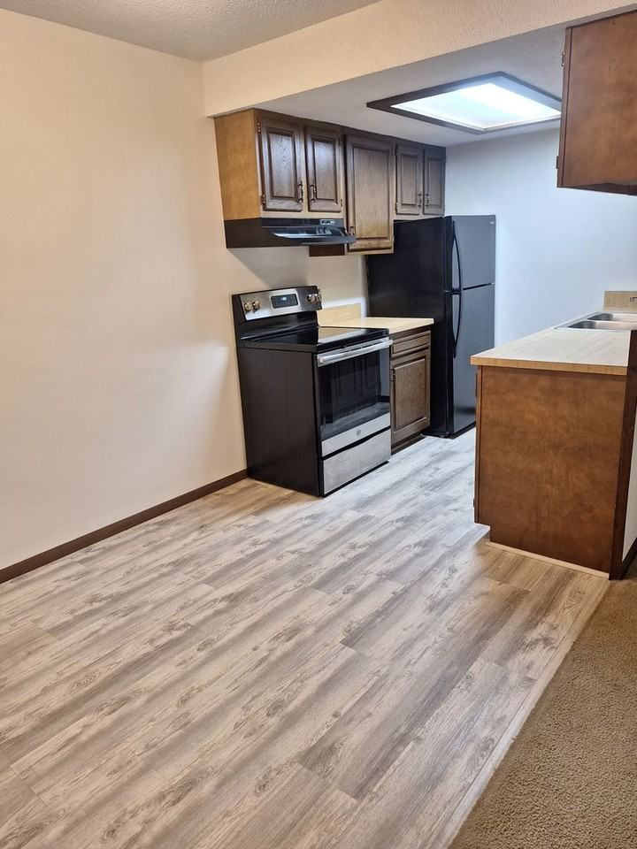 913 Brookfield Drive - Photo 3 of 7