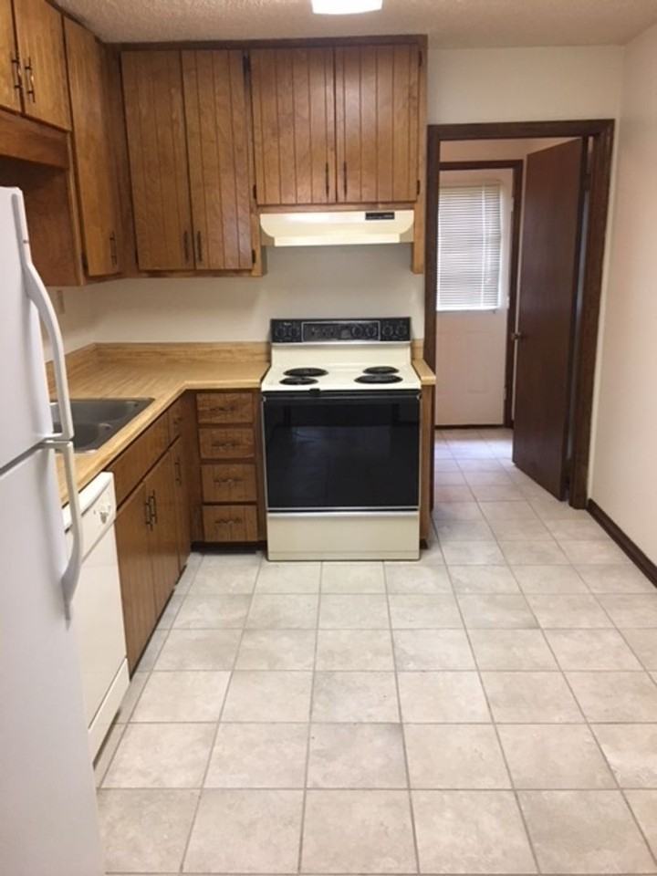 1755 Poplar St #B - Photo 4 of 8