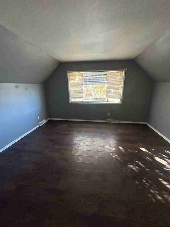 9142n95tK(723) - Photo 2 of 4