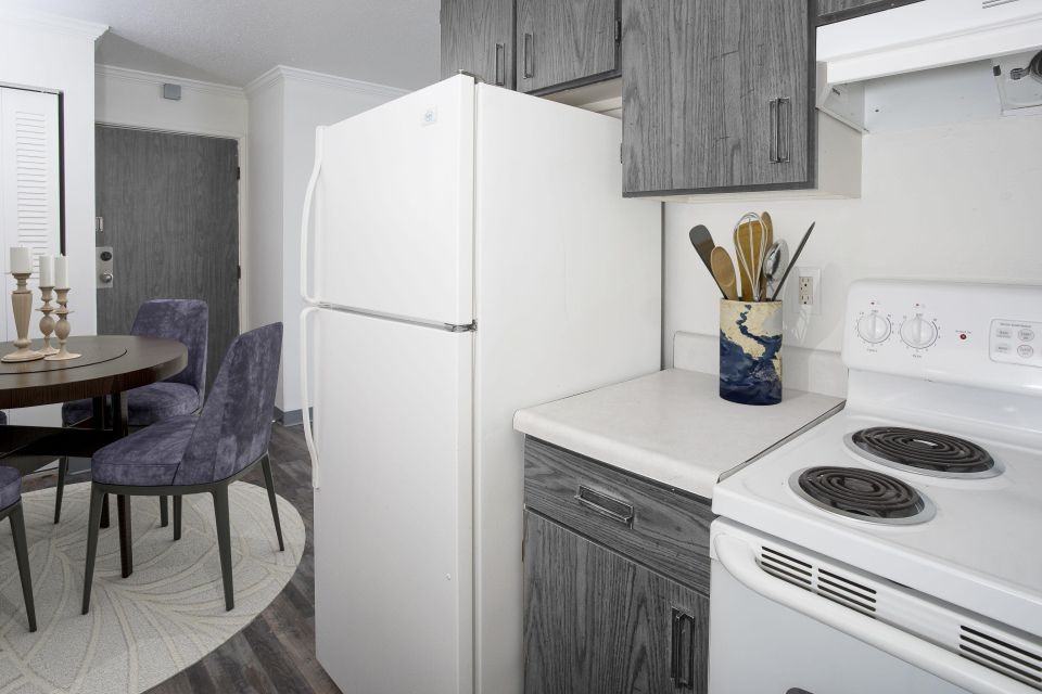 2141 Burnstead Dr - Photo 5 of 10
