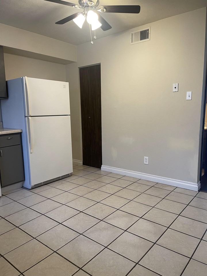 10 W Perry St #10 - Photo 2 of 20