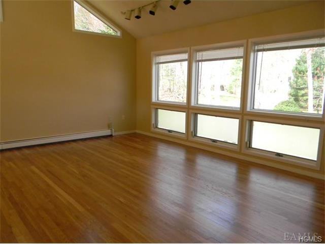 228 Briarwood Dr - Photo 2 of 16