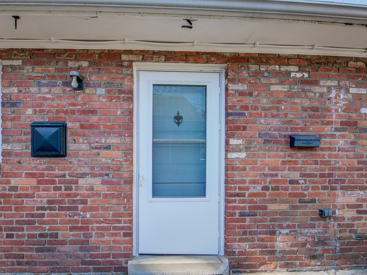 708 W Glebe Rd #1 - Photo 3 of 33