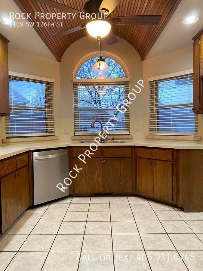 1109 Sw 126th St - Photo 3 of 34