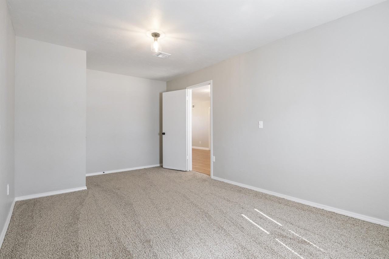 1909 Ne 52nd St #1 - Photo 5 of 17