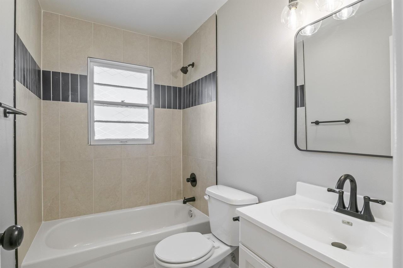 1909 Ne 52nd St #1 - Photo 6 of 17