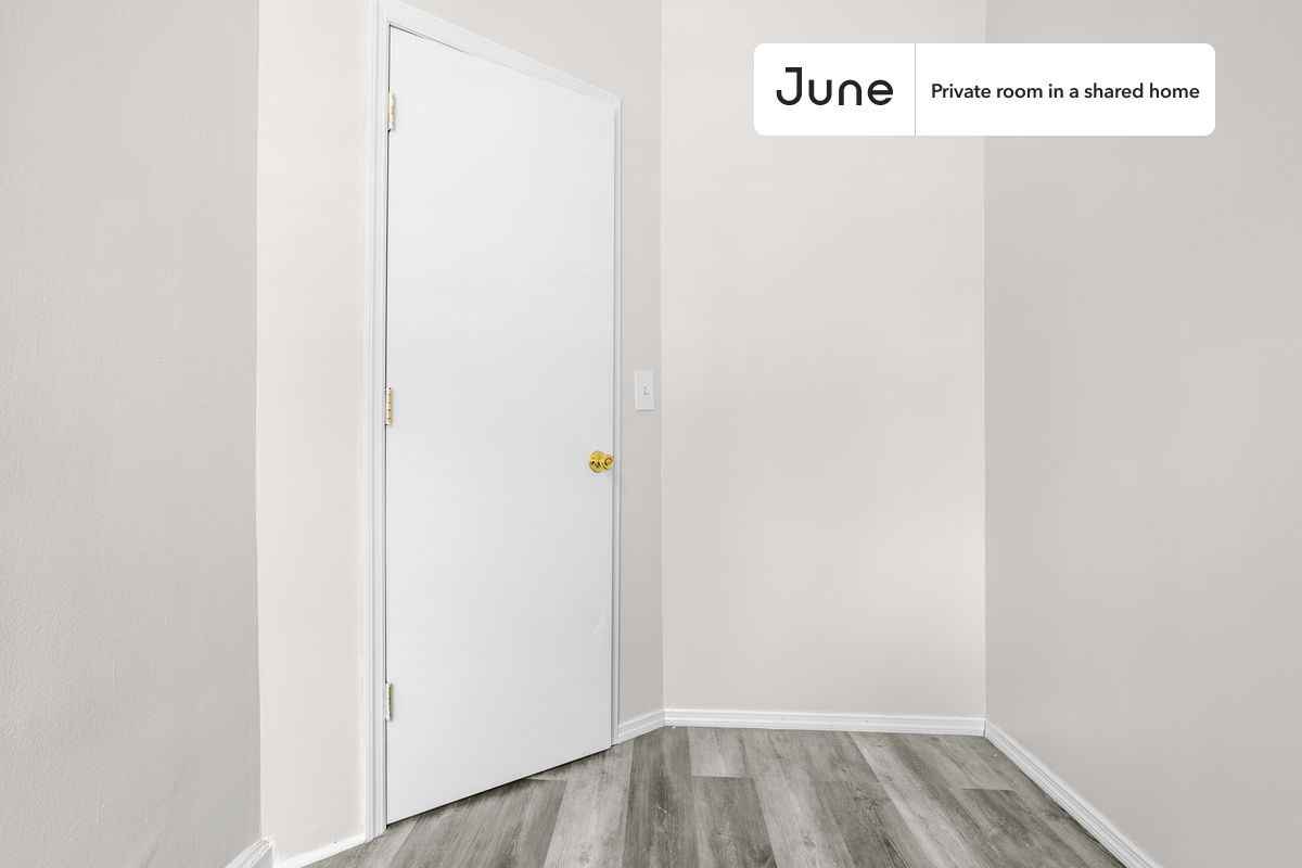 243 E Broadway #B - Photo 4 of 12