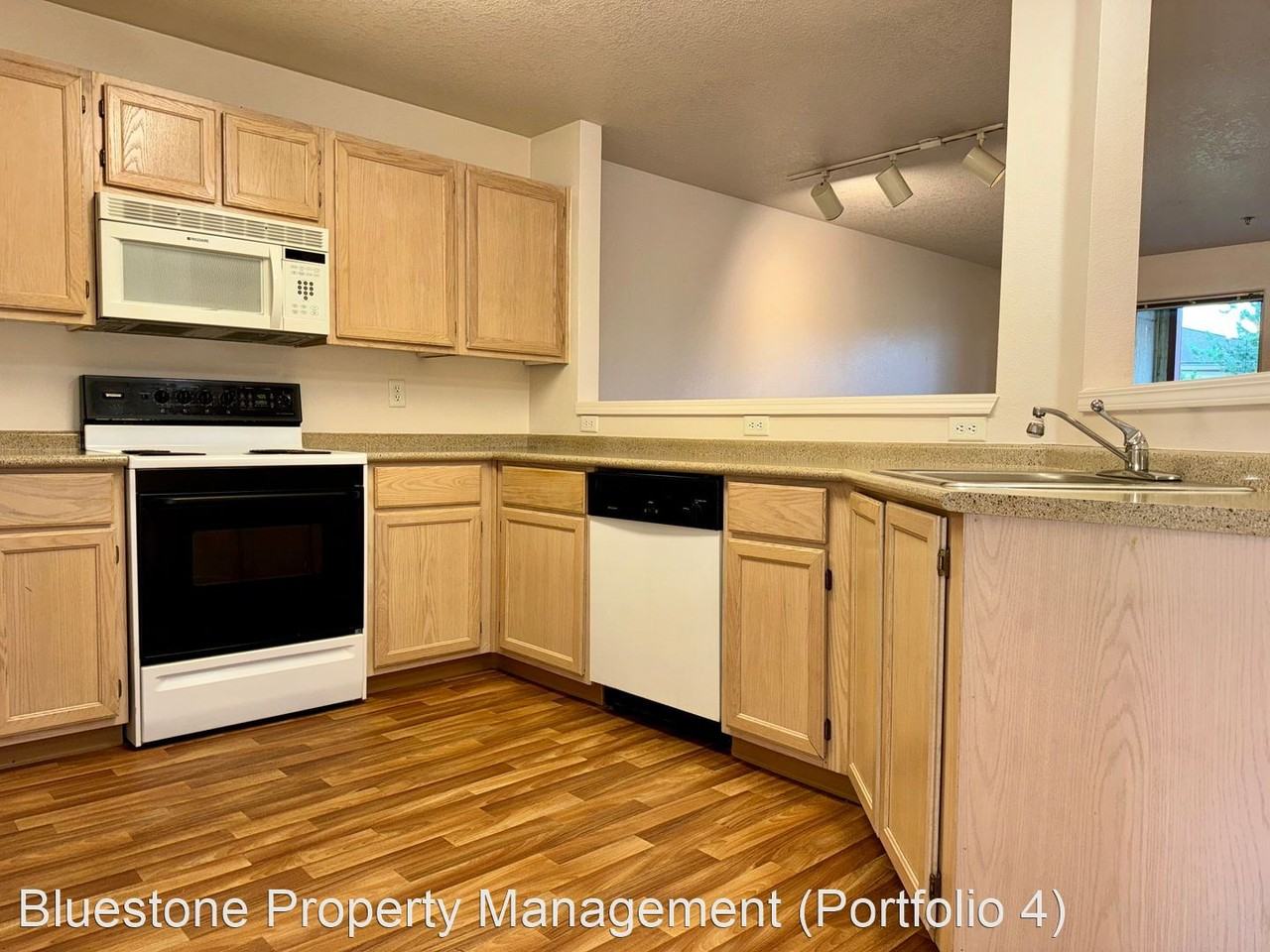 Villas on the Lake III Apartments - Photo 3 of 24