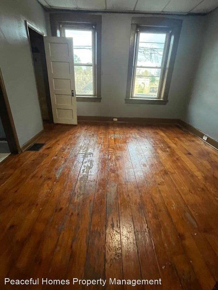 528 S Queen St - Photo 2 of 5