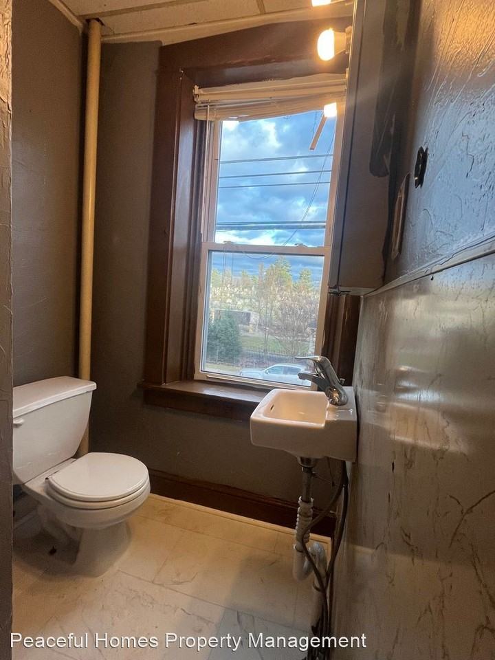 528 S Queen St - Photo 3 of 5