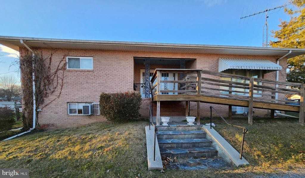 211 W Main St - Photo 3 of 28