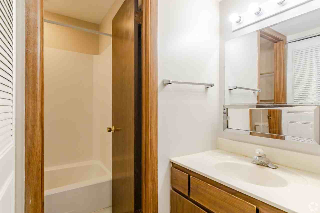 Versailles Apartments - Photo 5 of 17