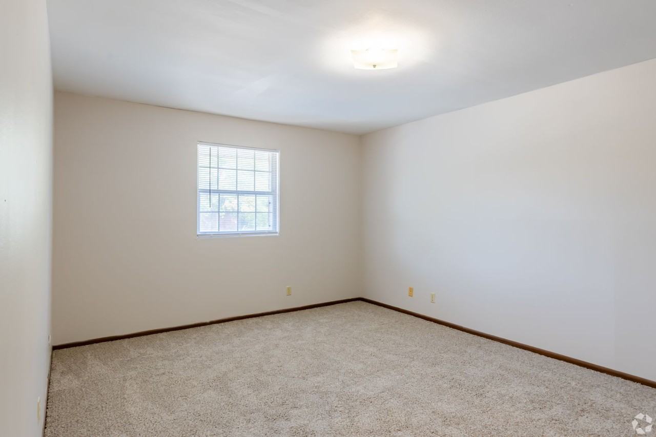 Versailles Apartments - Photo 7 of 17