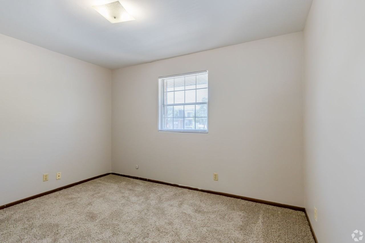 Versailles Apartments - Photo 5 of 30