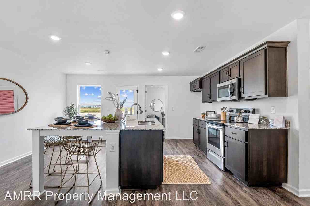305 Foliage St - Photo 2 of 16