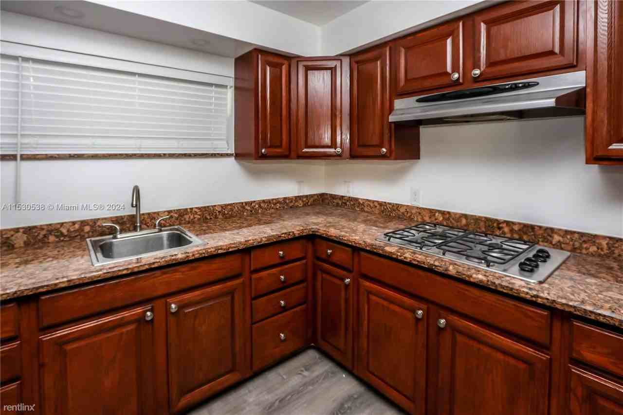 1404 Plunkett St - Photo 2 of 24