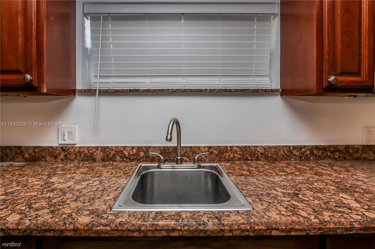 1404 Plunkett St - Photo 3 of 24