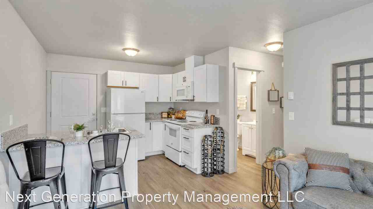 555 N. River Rd. - Photo 2 of 23