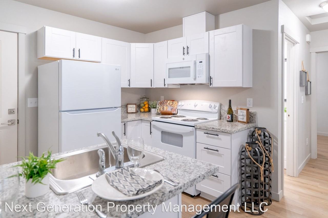 555 N. River Rd. - Photo 3 of 23