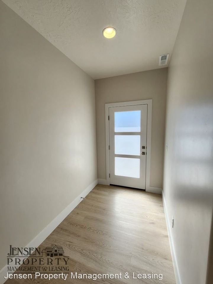 653 E Elmbrook Dr - Photo 2 of 27