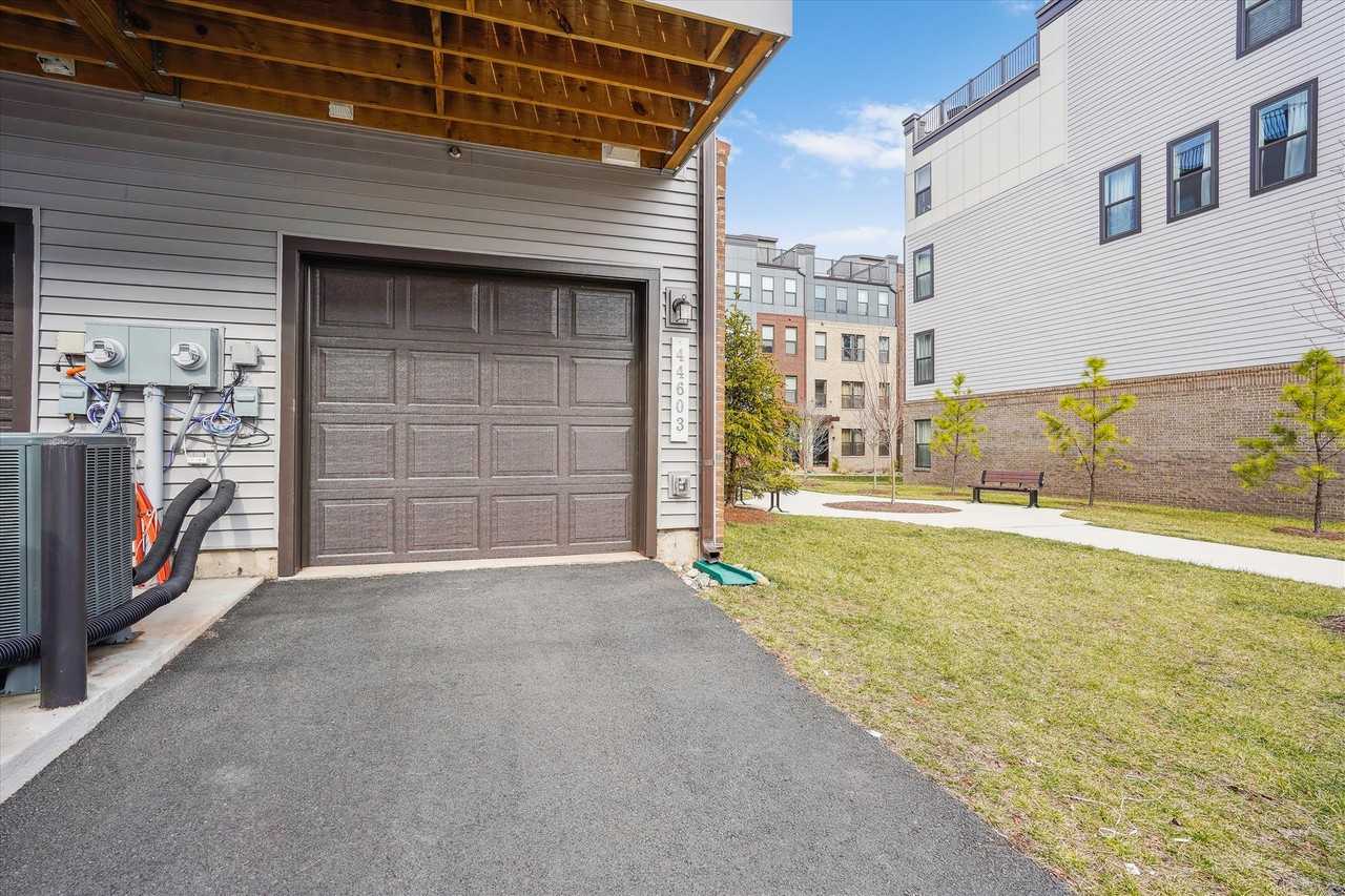 44603 Wolfhound Sq - Photo 2 of 50