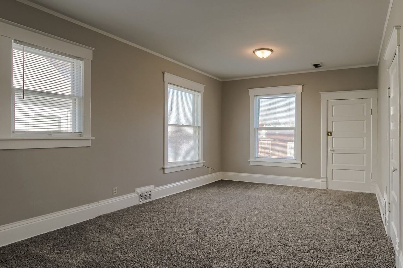 925/927 Goodhue- Duplex - Photo 2 of 13