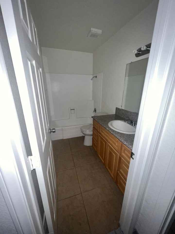 1003 E Deodar St #E - Photo 4 of 7